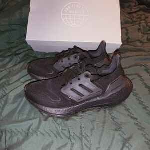 EUC ADIDAS ULTRA BOOST 22